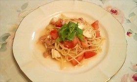 チーズと完熟トマトの簡単冷たいパスタ