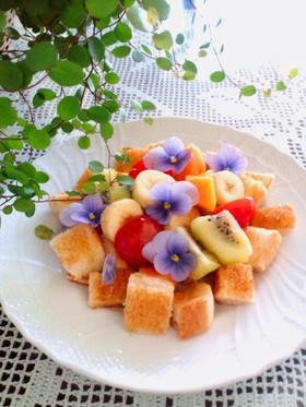 華やか朝ごはん♪フルーツトーストサラダ