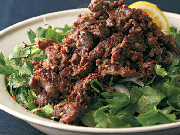 牛肉のにんにく塩麹炒めサラダ