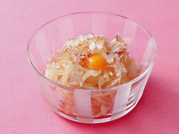 うずらの卵のせ玉ねぎサラダ