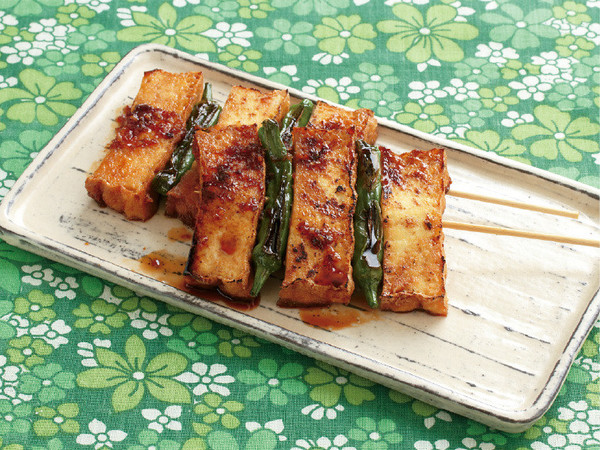 厚揚げとしし唐の串焼き