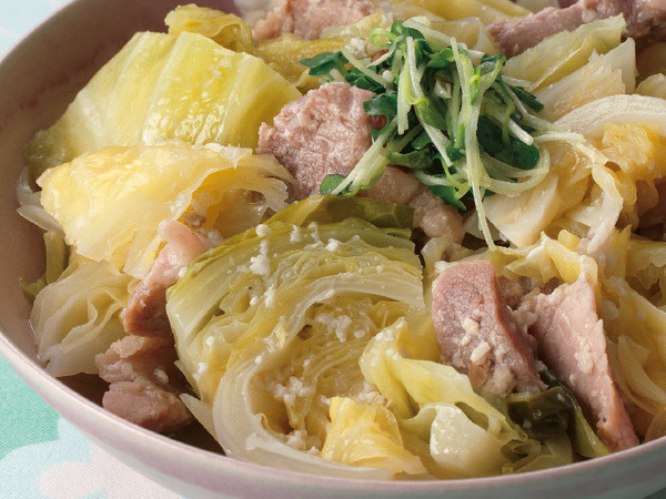 キャベツと豚ロース肉の塩麹煮込み