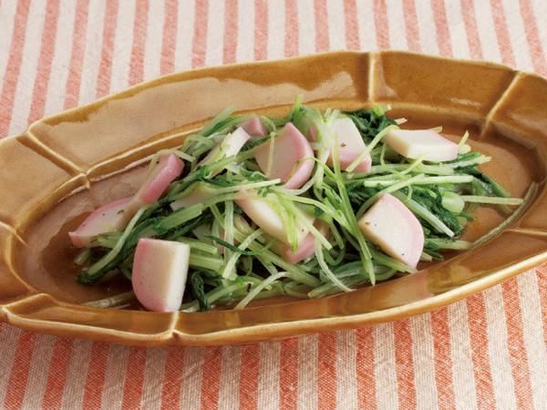 水菜とかまぼこのごま油風味塩炒め