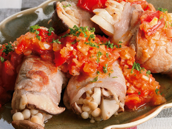 きのこの豚肉巻き焼き トマトソースがけ