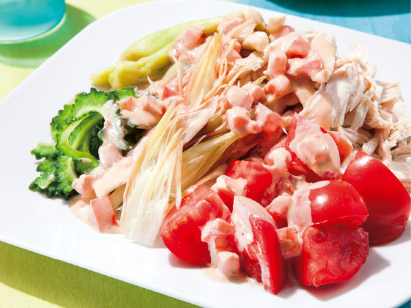 蒸し鶏と夏野菜のトマトごまだれがけ