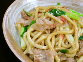だしがしっかりきいてる醤油味の焼きうどん