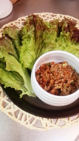 納豆*挽き肉のレタス巻き巻き