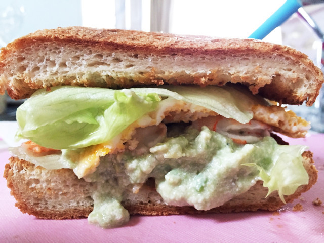 シンプルなギリシャ風アボカドサンドイッチのレシピ