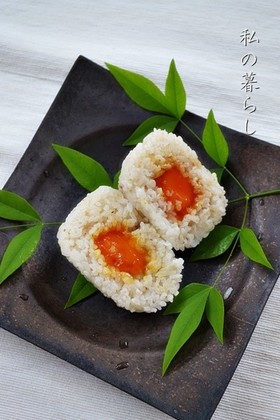 冷凍卵の醤油漬け黄身入れおにぎり