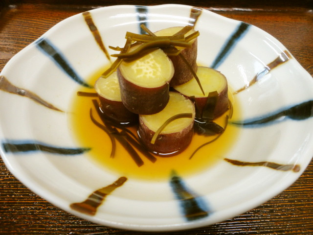 食べやすい小さな薩摩芋と切り昆布の煮物の画像