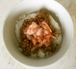 混ぜてのせて食べる!!納豆+キムチde丼の画像