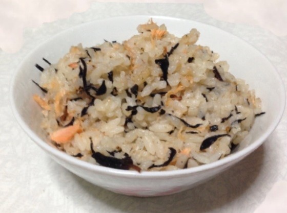 鮭とひじきの簡単炊き込みご飯の画像