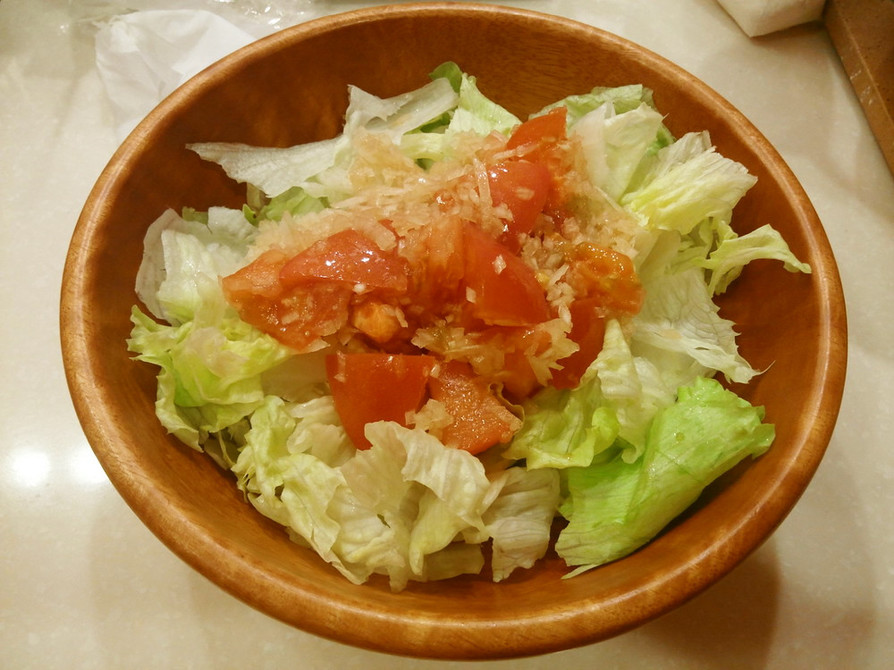 レタスとトマトのサラダの画像