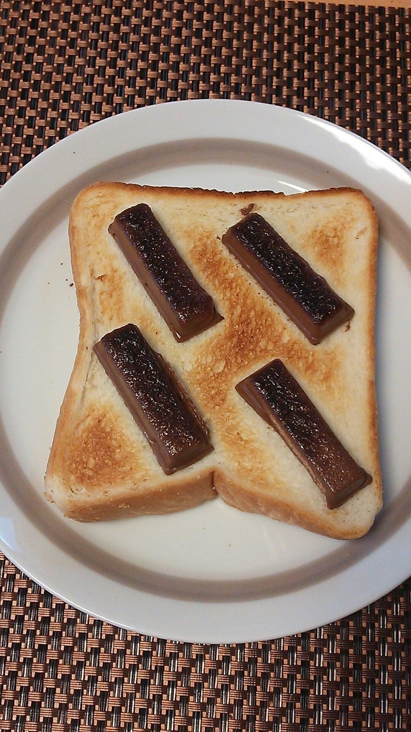朝食、おやつに♪キットカットonトーストの画像