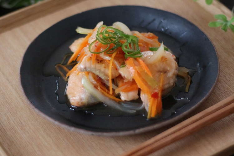 生鮭の南蛮漬け スイートチリソース風 レシピ 作り方 By まろんかふぇ クックパッド 簡単おいしいみんなのレシピが352万品