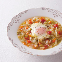 カラフル野菜と落とし卵のスープ