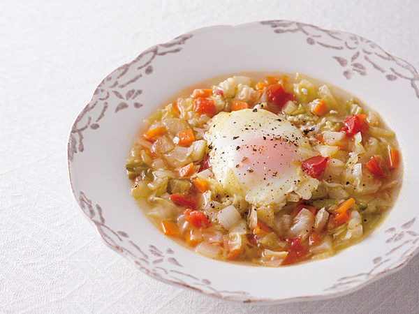 カラフル野菜と落とし卵のスープ
