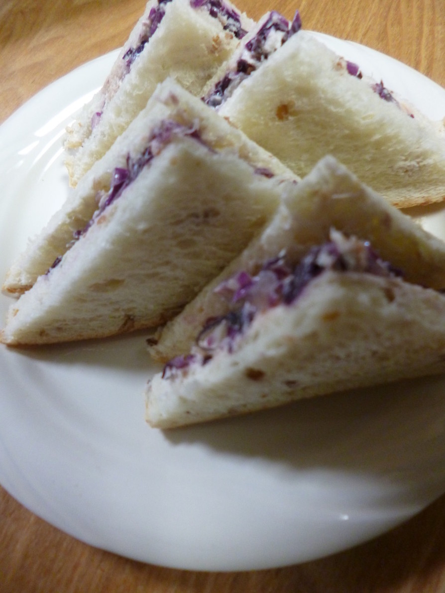 紫キャベツとツナのサンドイッチの画像