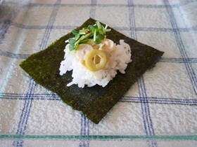 オリーブとたくあんの手巻きおにぎり