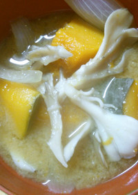 朝食♪ かぼちゃ 舞茸 玉ねぎの 味噌汁
