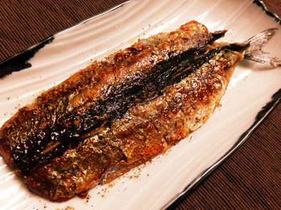 うなぎの蒲焼きたれで秋刀魚の蒲焼きの写真