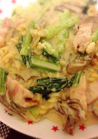 小松菜と舞茸のベーコンクリームパスタ