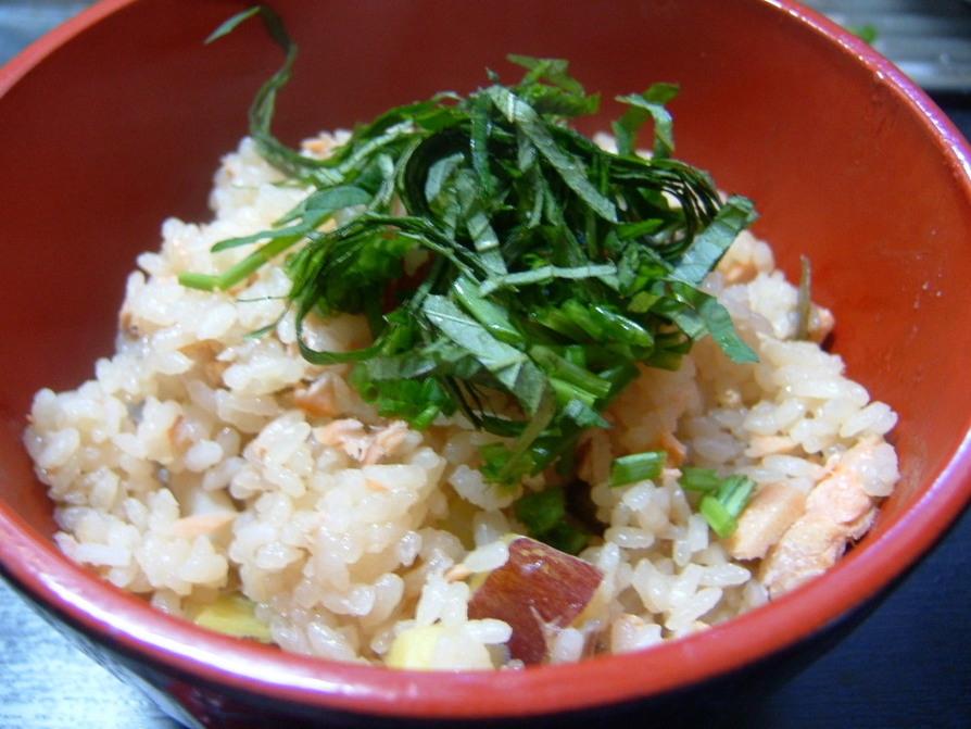 秋の味覚満載！鮭・さつま芋の炊き込みご飯の画像