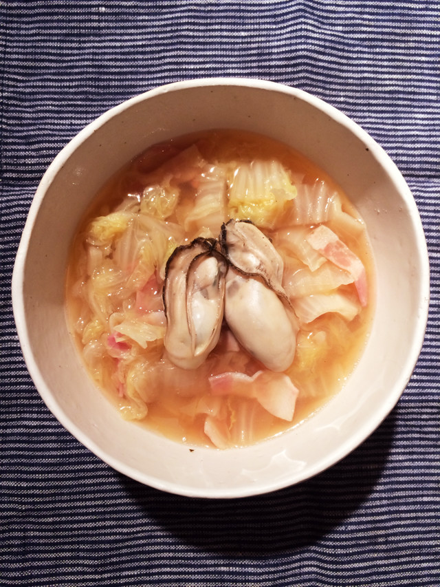 牡蠣と白菜とベーコンのスープの画像