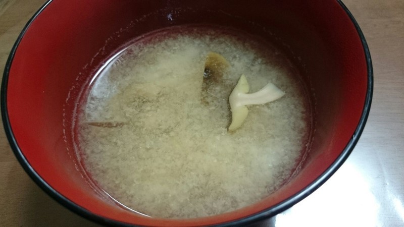 シモコシなど3種のキノコと大根の味噌汁の画像