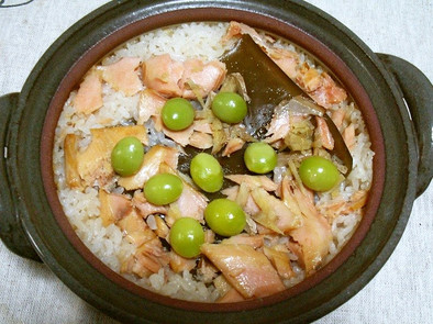 土鍋を使い鮭の釜飯の写真