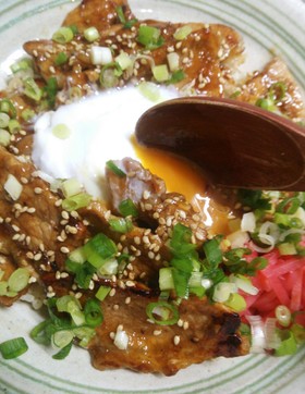簡単☆豚ロース薄切りのソース丼