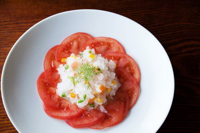 粒こんにゃくとトマトのサラダの写真