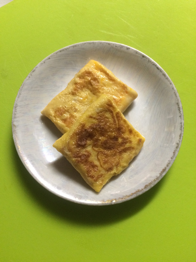 お弁当に♪簡単綺麗なベーコンの卵包み焼きの画像