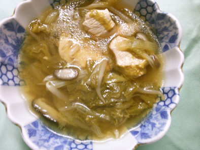山東菜 もやし 鶏肉の 中華煮込みスープの写真