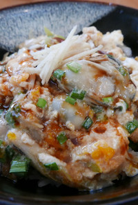 牡蠣の玉子とじ丼 味噌仕立