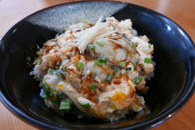 牡蠣の玉子とじ丼 味噌仕立の写真