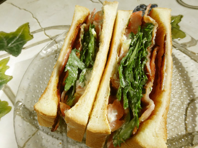 朝食＆ランチ❀春菊のBLTサンドイッチの写真