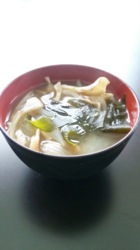 *ヘルシー♡舞茸と玉葱とわかめの味噌汁*