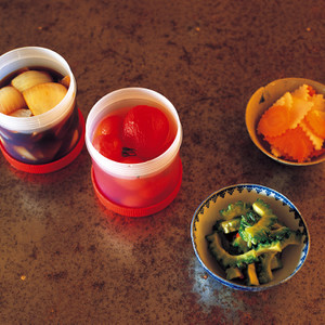 ミニトマトのヌクチャム漬け（写真左から二つ目）