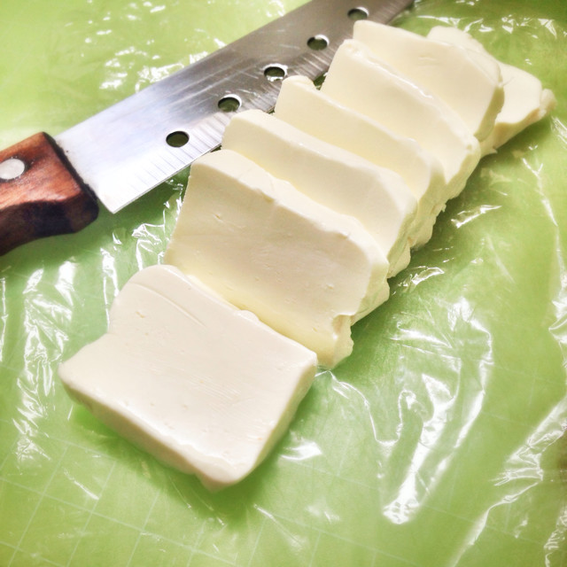 クリームチーズはベトベトしないで切れるよの画像