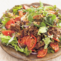 トマトのエスニック焼き肉サラダ