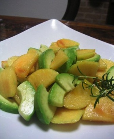 柿とアボカドのシンプルサラダ の写真