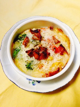 ベーコンと温野菜、パン粉のココットカマン