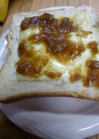 チーズと黒糖風味梅ジャムのトースト