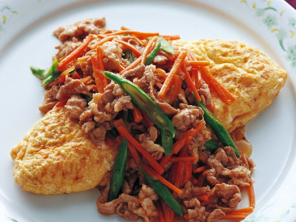 肉野菜炒めのせボリュームオムレツ