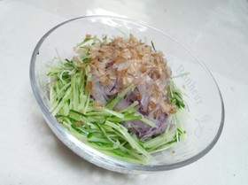 紫玉ねぎとキュウリの鰹節サラダ