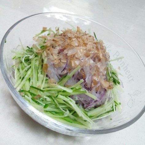 紫玉ねぎとキュウリの鰹節サラダ