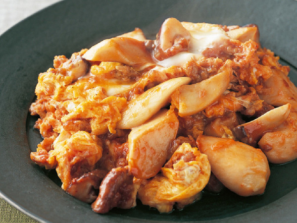 きのことひき肉のピリ辛卵とじ