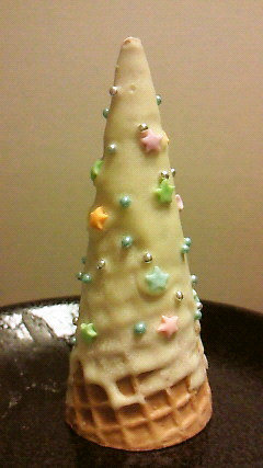 アイスコーンで作るクリスマスツリーの画像