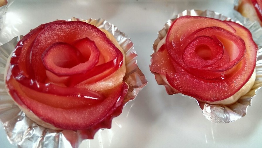 赤いバラのアップルパイの画像